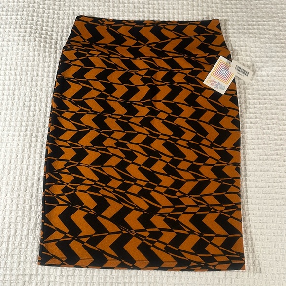 LuLaRoe Women’s Cassie Pencil Skirt/Size:L/Color:Burnt Orange/Black Zig Zag(NWT) - Picture 1 of 7